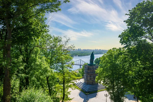 2022年のロシアのウクライナ侵攻中に保護シールドで覆われた聖ウラジーミル記念碑の風景 ウクライナのキエフ 聖ウラジーミル記念碑はキエフの人気の観光シンボルです — ストック写真