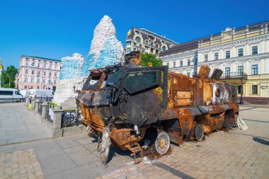 2022 'de Rusya' nın Ukrayna 'yı işgali sırasında Rus askeri zırhlı aracını yok etti. Ukrayna 'nın Kyiv şehrinde. Prenses Olga 'nın anıtı arka planda kum torbalarıyla kaplı.