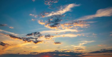 Gün batımında yanan görkemli bulutlar. Gökyüzü arkaplanı.