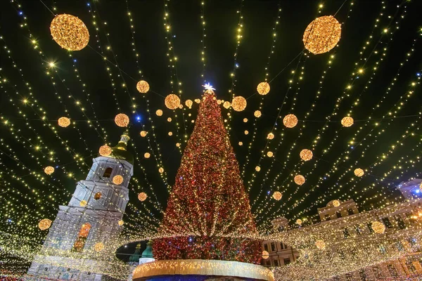 Albero Natale Illuminato Con Ghirlande Contro Cielo Notturno Campanile Della — Foto Stock