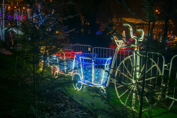 Aydınlatılmış Bisiklet Arabalarla Noel Süslemesi Tatil Kavramı — Stok fotoğraf