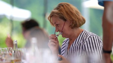 Yaşlı kadın restoran menüsü okuyor. Okuma gözlüğü takan yaşlı bayan.