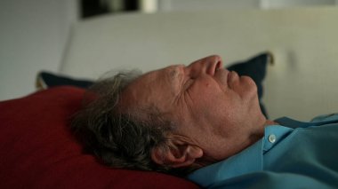 Yaşlı adam kanepede dinleniyor. Son sınıf öğrencisi uyuyor.
