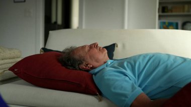 Yaşlı adam kanepede dinleniyor. Son sınıf öğrencisi uyuyor.