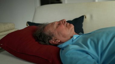 Yaşlı adam kanepede dinleniyor. Son sınıf öğrencisi uyuyor.