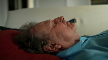 Yaşlı adam kanepede dinleniyor. Son sınıf öğrencisi uyuyor.