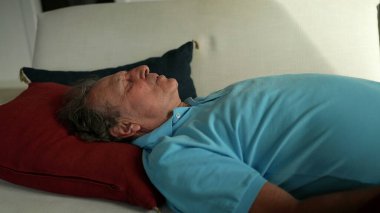 Yaşlı adam kanepede dinleniyor. Son sınıf öğrencisi uyuyor.