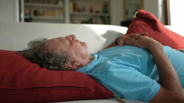 Yaşlı adam kanepede dinleniyor. Son sınıf öğrencisi uyuyor.