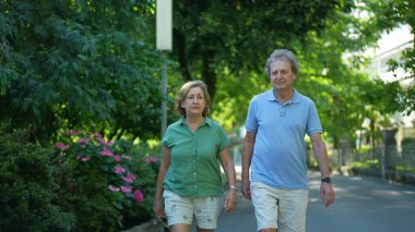 Yaşlı çiftin birlikte yürümesi, yaşlıların gündüz yürüyüşü dışında ilişki kurması.