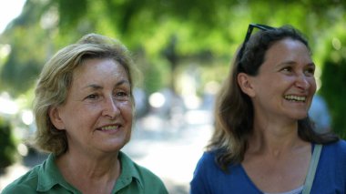 Anne ve kızı dışarıda birlikteler.