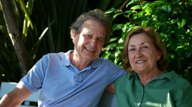 Parktaki bankta oturan mutlu çift.