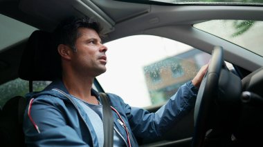 Yakışıklı adam araba kullanıyor, 30 'lu yaşlarda şoför.