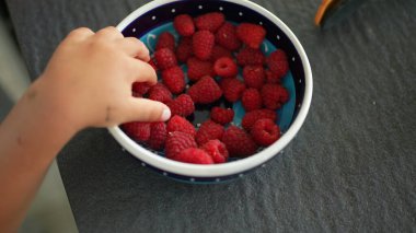 Kaseden ahududu meyvesi alıyordum.