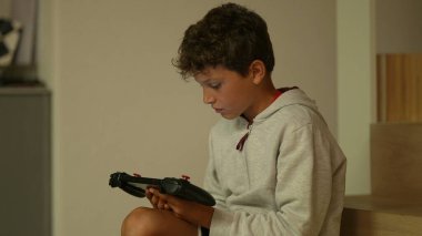 İçeriği internetten izleyen çocuk tableti tutuyor