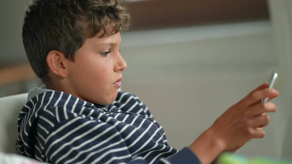 Fiatal Fiú Játszik Táblagéppel Gyermek Videojátékot Játszik Tech Eszközön — Stock Fotó