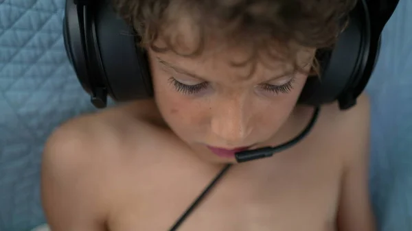 Jeune Garçon Jouant Ligne Casque Avec Microphone Enfant Joueur — Photo