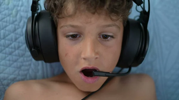 Jeune Garçon Jouant Ligne Casque Avec Microphone Enfant Joueur — Photo