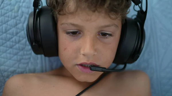 Jeune Garçon Jouant Ligne Casque Avec Microphone Enfant Joueur — Photo