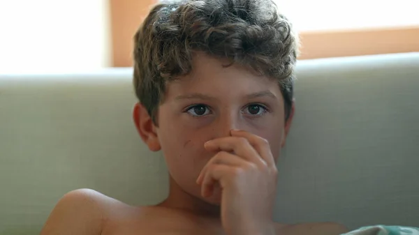 Νεαρό Αγόρι Βλέπει Τηλεόραση Παιδί Κοιτάζει Ψυχαγωγικό Πρόγραμμα — Φωτογραφία Αρχείου
