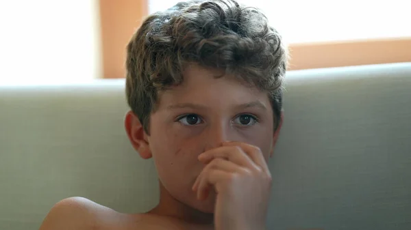 Νεαρό Αγόρι Βλέπει Τηλεόραση Παιδί Κοιτάζει Ψυχαγωγικό Πρόγραμμα — Φωτογραφία Αρχείου