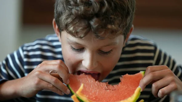 Jovem Menino Comendo Fruta Melancia — Fotografia de Stock