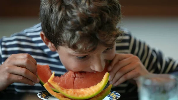 Junge Isst Wassermelonenfrucht — Stockfoto