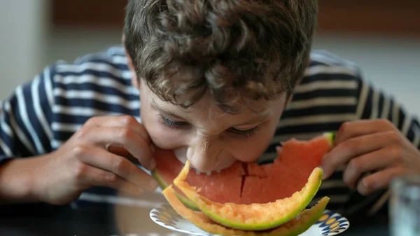 Anak Muda Makan Buah Semangka — Stok Foto