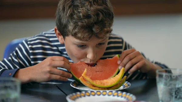 Genç Çocuk Karpuz Meyvesi Yiyor — Stok fotoğraf
