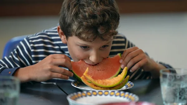 Jovem Menino Comendo Fruta Melancia — Fotografia de Stock