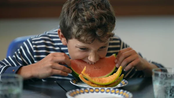 Jeune Garçon Mangeant Des Fruits Pastèque — Photo