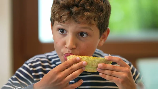 Jeune Garçon Qui Mange Des Melons Enfant Mange Des Aliments — Photo