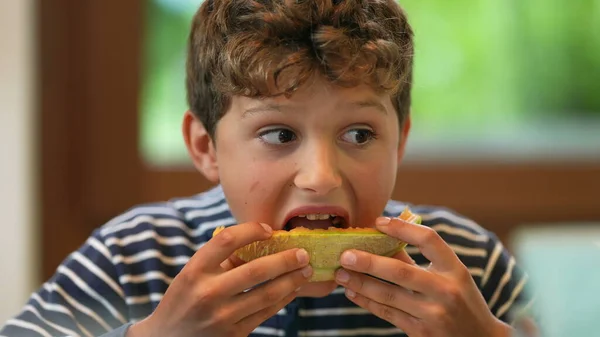 Jeune Garçon Qui Mange Des Melons Enfant Mange Des Aliments — Photo