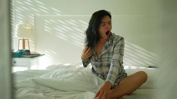 Wanita Bangun Pagi Hari Duduk Tempat Tidur Menguap Orang Bangun — Stok Foto