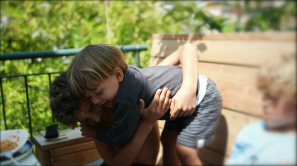 Dwóch Małych Braci Się Obejmuje Autentyczne Prawdziwe Życie Rodzinne Miłość — Zdjęcie stockowe