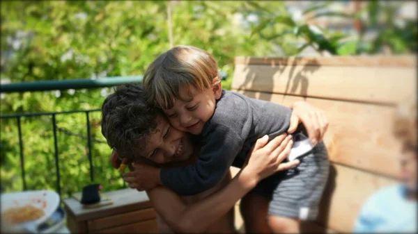 Dos Hermanos Pequeños Abrazan Auténtica Vida Real Familia Amor Afecto — Foto de Stock