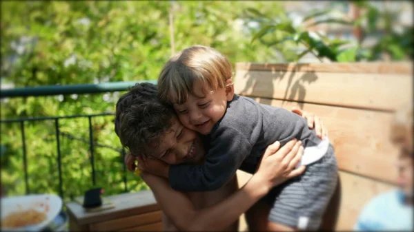 Dos Hermanos Pequeños Abrazan Auténtica Vida Real Familia Amor Afecto — Foto de Stock