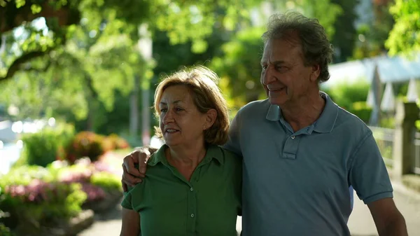 Two Happy Older People Walking Smiling Senior Couple Together Outdoor — Fotografia de Stock