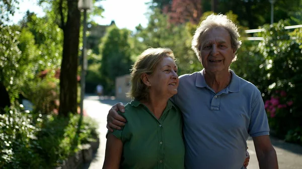 Two Happy Older People Walking Smiling Senior Couple Together Outdoor — Stock Photo, Image