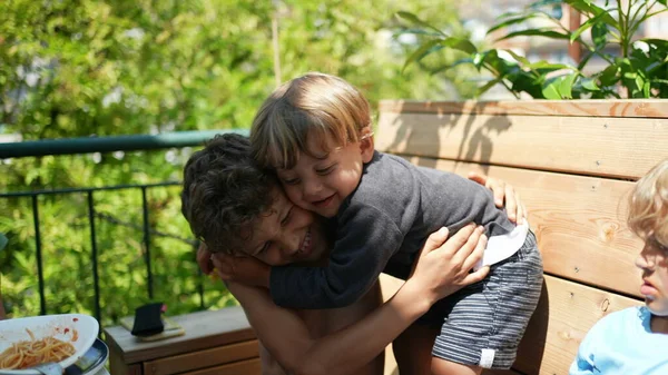 Twee Broers Knuffelen Buiten Kleinere Broer Zus Omhelst Broer — Stockfoto