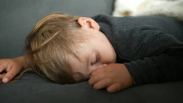 Küçük Çocuk Öğleden Sonra Kanepede Kestiriyor Yüzü Kapalı Uyuyor — Stok fotoğraf
