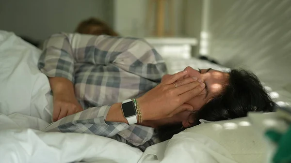 Cansado Criança Esfregando Olho Com Mão Mãe Acariciando Cabelo — Fotografia de Stock