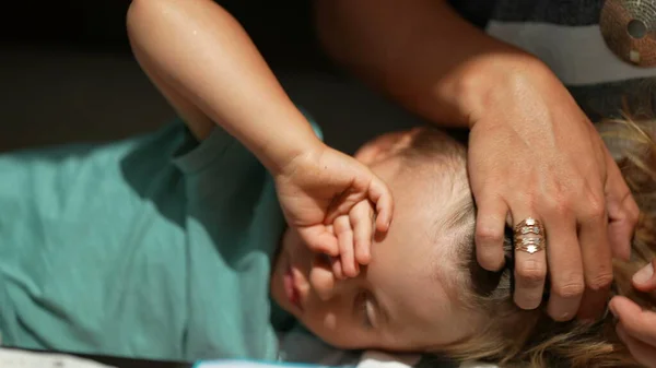 Moe Kind Wrijven Oog Met Hand Moeder Strelen Haar — Stockfoto