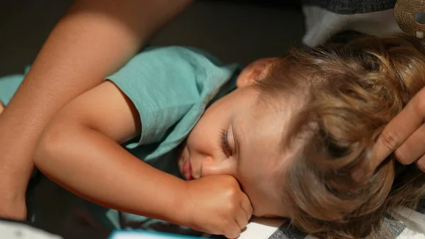 Somnolent Enfant Frottant Les Yeux Avec Main Enfant Couché Repos — Photo