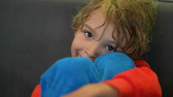 Verlegen Jongetje Verlegen Kind Liggend Rusten — Stockfoto