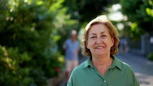 Ritratto Donna Anziana Che Cammina Fuori Nella Città Verde — Foto Stock