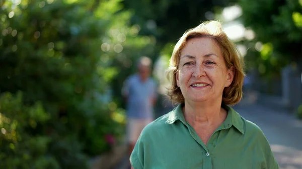 Portrait Senior Woman Walking Green City — Stock Photo, Image