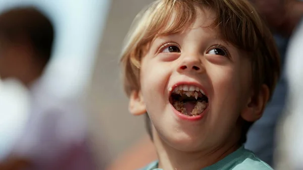 Verspielter Kleiner Junge Öffnet Mund Mit Nahrung Inneren Schelmisches Fehlverhalten — Stockfoto