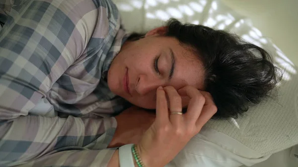 Sabahları Yatakta Dalgın Bir Kadın Düşünceli Insan — Stok fotoğraf
