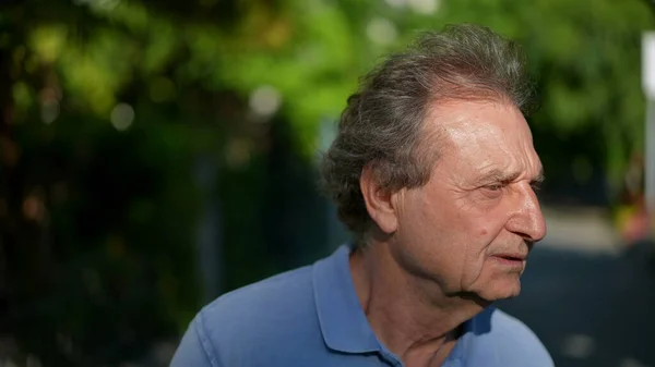 Pensive Senior Man Wandelen Buiten Stad Groene Natuur Pad — Stockfoto