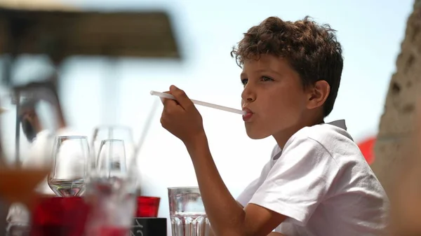 Enfant Pensif Assis Restaurant Jeune Garçon Réfléchi — Photo